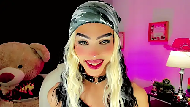 Snapshot of dollswit01 chatting on January 25, 12:06 am dollswit01 online show from January 25, 12:06 am