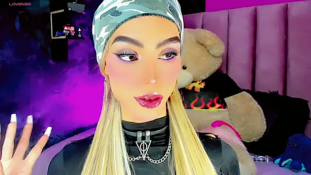 Snapshot of dollswit01 chatting on February 28, 4:43 am dollswit01 online show from February 28, 4:43 am