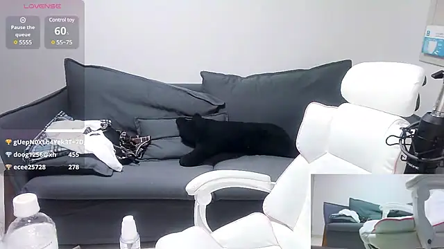 Snapshot of meow_S2 chatting on January 6, 10:13 am meow S2 online show from January 6, 10:13 am