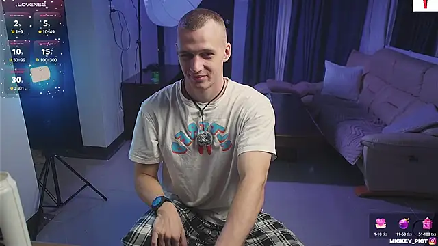 Snapshot of mickeypict chatting on January 11, 12:28 am mickeypict online show from January 11, 12:28 am