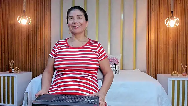 Snapshot of love_mommy chatting on February 27, 3:40 am love mommy online show from February 27, 3:40 am