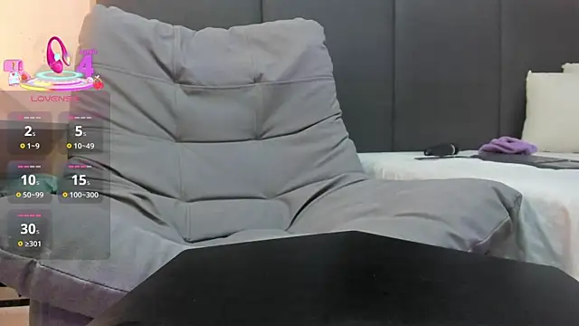 SophieHarris  online show from December 13, 8:04 pm