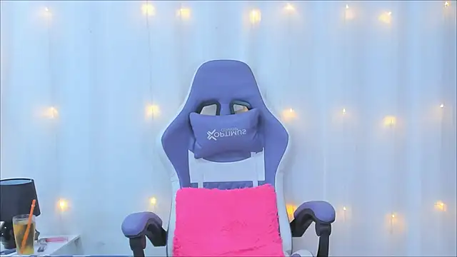 Snapshot of AnneGagner chatting on February 12, 10:26 pm AnneGagner online show from February 12, 10:26 pm