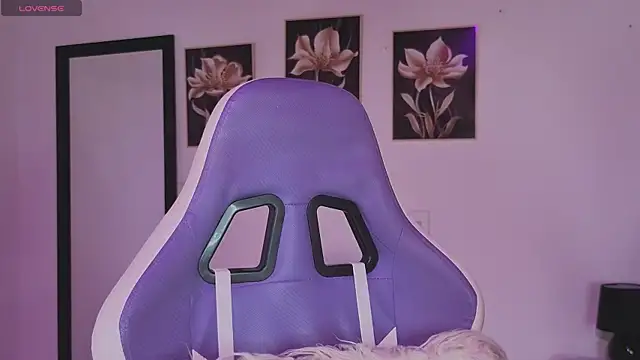 Snapshot of AnneGagner chatting on November 23, 2:32 am AnneGagner online show from November 23, 2:32 am