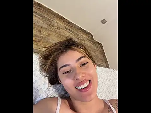 Snapshot of annieesweett chatting on July 5, 11:44 pm annieesweett online show from July 5, 11:44 pm