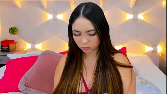 Snapshot of ChloeHarris chatting on December 3, 7:38 am ChloeHarris online show from December 3, 7:38 am