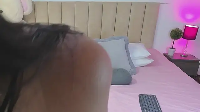 HannaRousse  online show from April 4, 8:15 pm