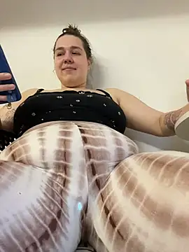 SuzieMurray online show from December 2, 12:29 pm