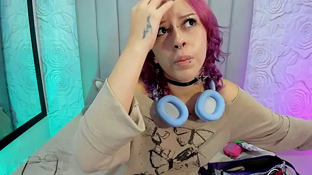 AlexaFoxy18 online show from April 15, 7:47 am