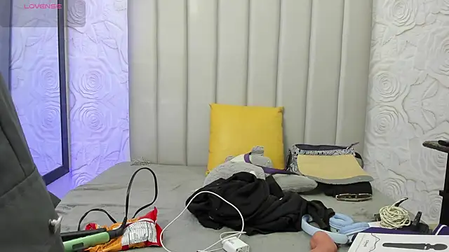 AlexaFoxy18 online show from April 21, 5:14 am