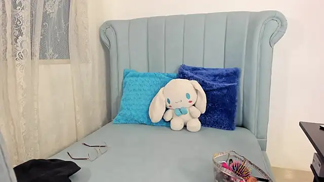 AlexaFoxy18 online show from November 26, 7:19 am