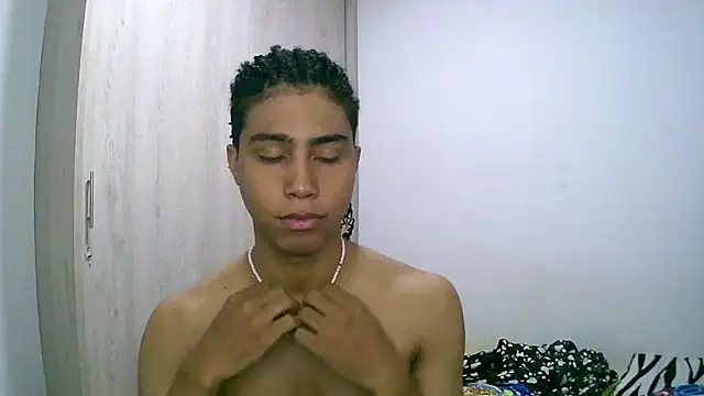 Snapshot of sexy_diamante_ chatting on November 18, 2:05 am sexy diamante online show from November 18, 2:05 am