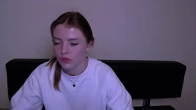 Snapshot of MissOliviaa_ chatting on March 5, 12:44 pm MissOliviaa  online show from March 5, 12:44 pm