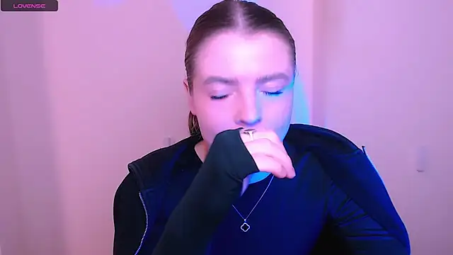 Snapshot of MissOliviaa_ chatting on December 18, 9:14 am MissOliviaa online show from December 18, 9:14 am