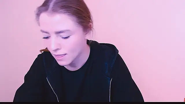 Snapshot of MissOliviaa_ chatting on February 10, 11:25 am MissOliviaa  online show from February 10, 11:25 am
