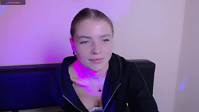 Snapshot of MissOliviaa_ chatting on October 27, 1:12 pm MissOliviaa  online show from October 27, 1:12 pm