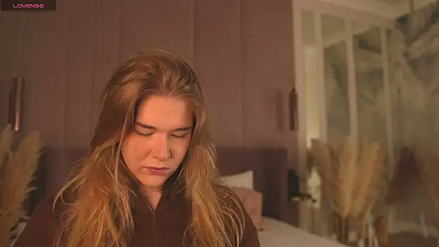 Smiley Mia online show from February 7, 5:04 am