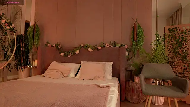 Smiley Mia online show from October 16, 5:16 am