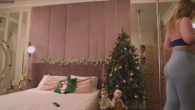 Snapshot of Smiley_Mia chatting on December 4, 5:06 am Smiley Mia online show from December 4, 5:06 am