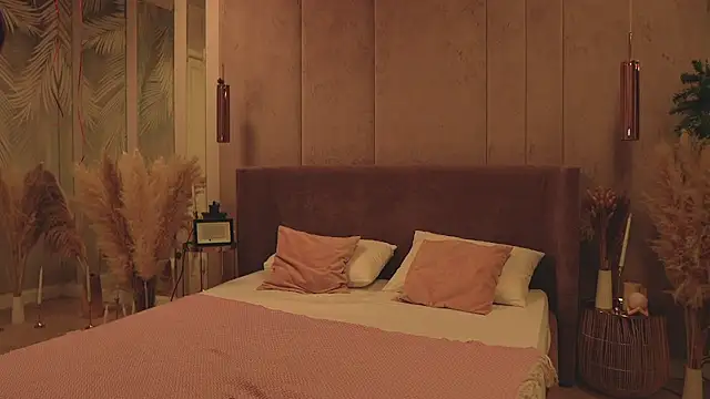 Smiley Mia online show from March 4, 5:04 am
