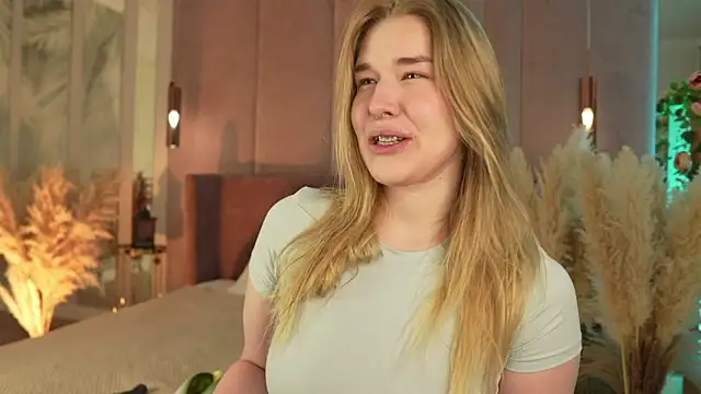 Smiley Mia online show from April 12, 5:11 am