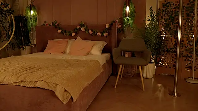 Smiley Mia online show from October 11, 5:08 am