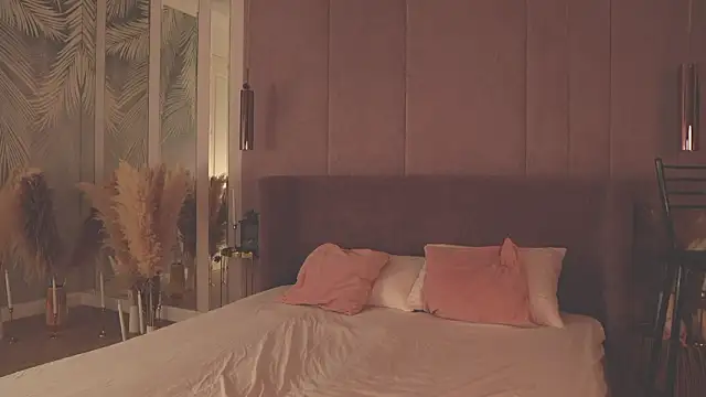 Smiley Mia online show from February 4, 5:02 am