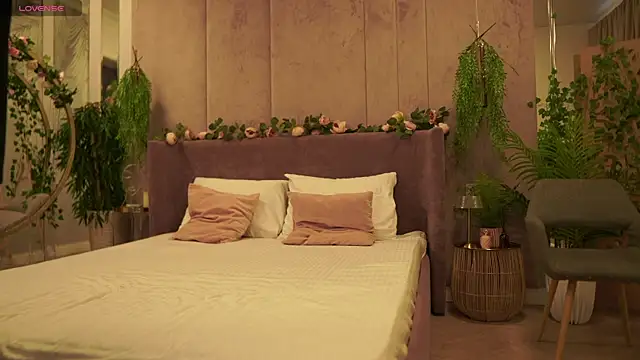 Smiley Mia online show from September 24, 5:03 am