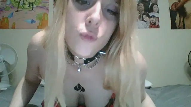 Snapshot of 420queenxo chatting on December 2, 7:55 pm 420queenxo online show from December 2, 7:55 pm