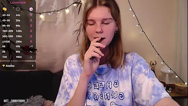 Snapshot of Moona_xx chatting on December 15, 11:20 pm Moona xx online show from December 15, 11:20 pm