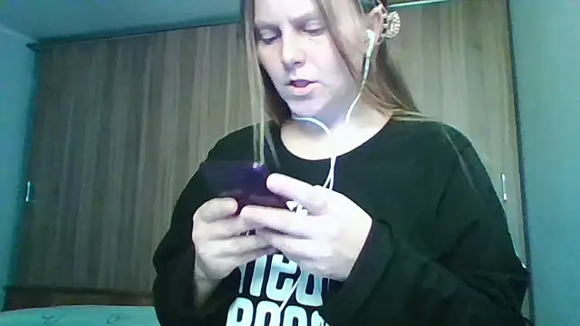 Evasapples online show from April 1, 8:50 pm