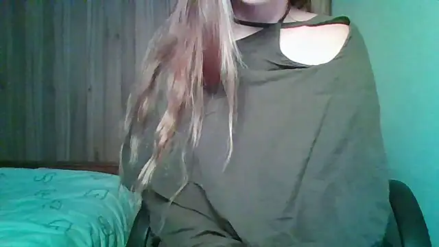 Snapshot of Evasapples chatting on November 17, 10:03 pm Evasapples online show from November 17, 10:03 pm