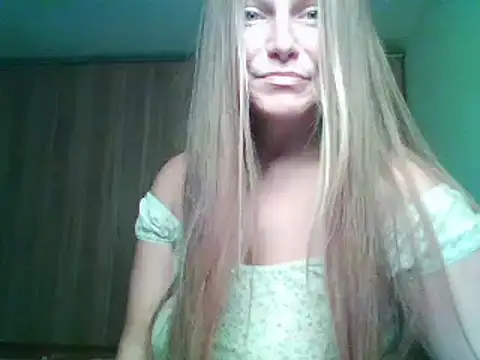 Snapshot of Evasapples chatting on September 15, 3:23 pm Evasapples online show from September 15, 3:23 pm