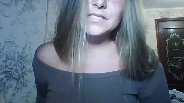 Snapshot of Evasapples chatting on July 8, 8:31 pm Evasapples online show from July 8, 8:31 pm