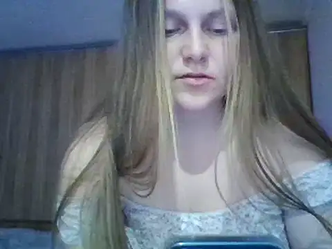 Snapshot of Evasapples chatting on March 4, 3:59 pm Evasapples online show from March 4, 3:59 pm