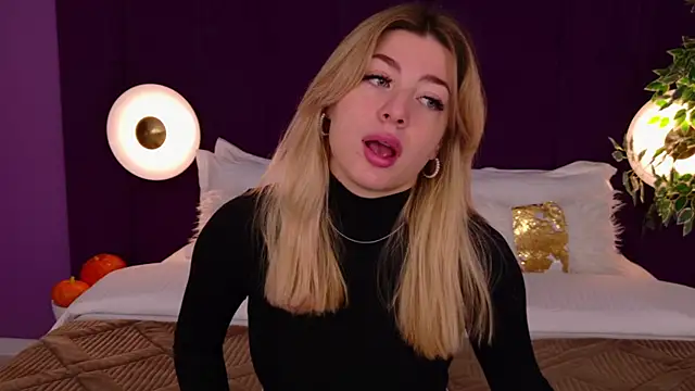 Snapshot of HelenaMorgan chatting on October 15, 3:05 am HelenaMorgan online show from October 15, 3:05 am