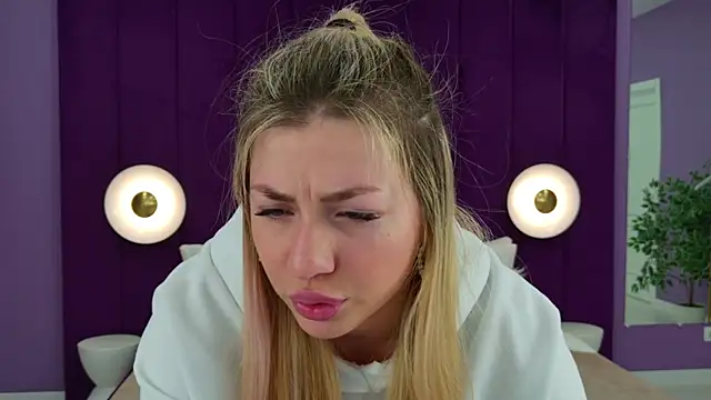 Snapshot of HelenaMorgan chatting on March 20, 3:02 am HelenaMorgan online show from March 20, 3:02 am