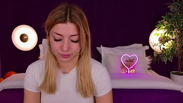 Snapshot of HelenaMorgan chatting on October 18, 3:08 am HelenaMorgan online show from October 18, 3:08 am