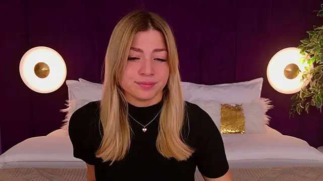 Snapshot of HelenaMorgan chatting on October 4, 3:08 am HelenaMorgan online show from October 4, 3:08 am