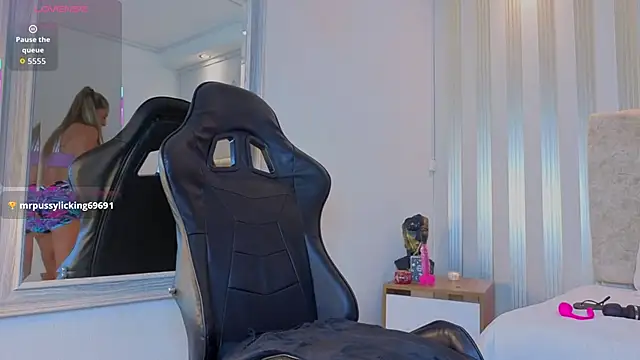 Snapshot of Tayra_Pradit chatting on January 15, 7:06 pm Tayra Pradit online show from January 15, 7:06 pm