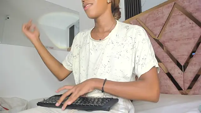 Snapshot of tifany_bigdick chatting on October 3, 6:42 pm tifany bigdick online show from October 3, 6:42 pm