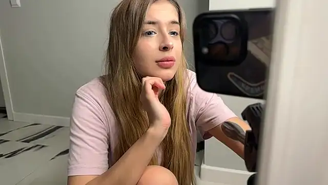 Snapshot of elisa_moon chatting on February 6, 11:58 pm elisa moon online show from February 6, 11:58 pm