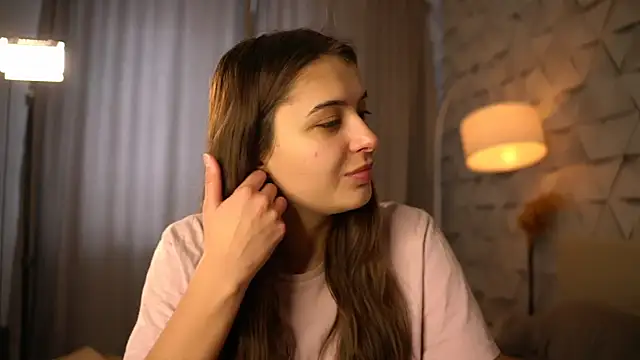 elisa moon online show from February 8, 9:18 am