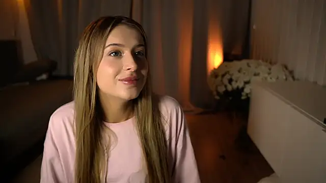 Snapshot of elisa_moon chatting on December 2, 1:20 am elisa moon online show from December 2, 1:20 am