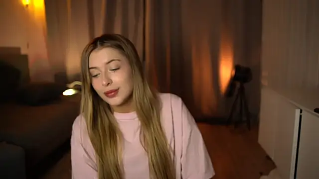 Snapshot of elisa_moon chatting on December 5, 3:12 pm elisa moon online show from December 5, 3:12 pm