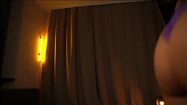 Snapshot of elisa_moon chatting on December 21, 8:10 pm elisa moon online show from December 21, 8:10 pm