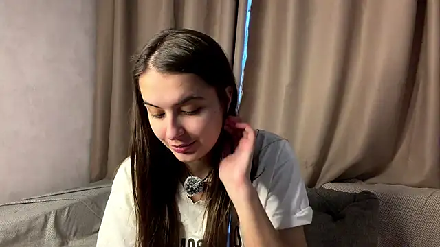 Snapshot of elisa_moon chatting on March 24, 3:01 pm elisa moon online show from March 24, 3:01 pm