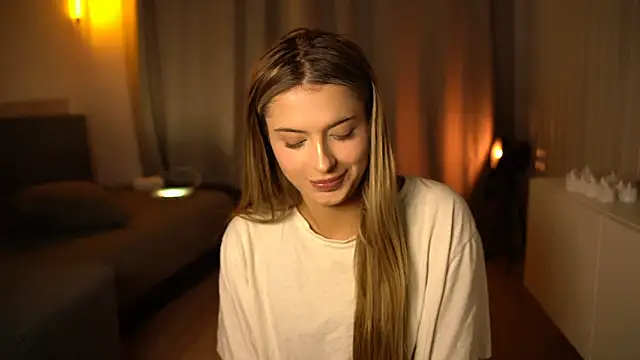 Snapshot of elisa_moon chatting on December 13, 3:43 pm elisa moon online show from December 13, 3:43 pm