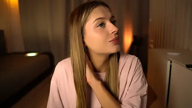 Snapshot of elisa_moon chatting on December 8, 3:18 am elisa moon online show from December 8, 3:18 am