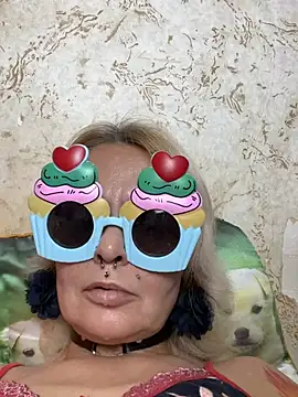 Snapshot of Gardener_of_Illusions chatting on June 22, 2:50 am Gardener of Illusions online show from June 22, 2:50 am
